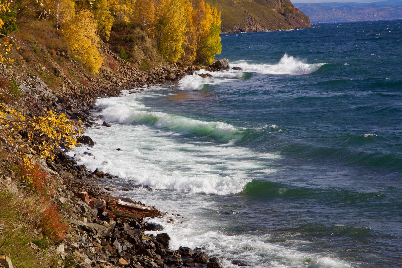 Озеро Байкал Слюдянка осенью